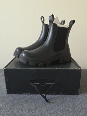 NIB - HARLOW EMILY BLACK CHUNKY BOOTS WOMEN SIZE 7 - BOATHOUSE